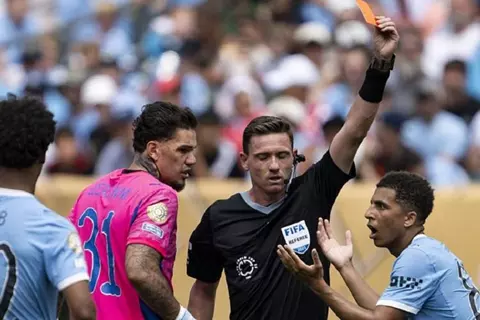 قبل مواجهة العين.. فيفا يعلن إيقاف لاعب مانشستر سيتي 3 مباريات